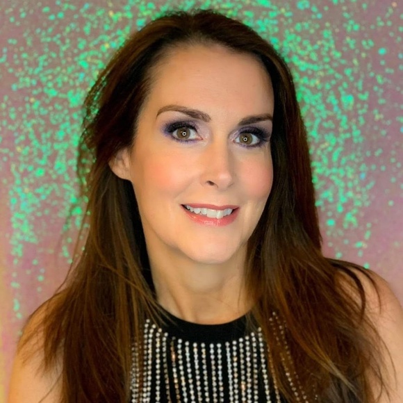 Meet your Posher, Angela 🙋♀️🧡💜💋🌈🛍 - Picture 5 of 5